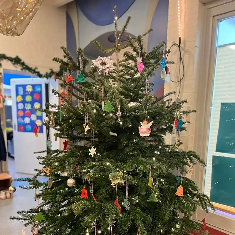 Weihnachtsschmuck im Kinder- und Familienzentrum Graub&uuml;ndner Stra&szlig;e