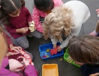 Workshop-Impression: Es wird probiert, ob die Papphand einen Wattebausch greifen kann
