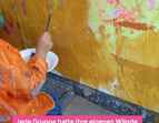 Kind bemalt Wand mit Pinsel