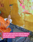 Kind bemalt Wand mit Pinsel