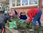 Bei der Arbeit: Das Hochbeet gemeinsam bepflanzen