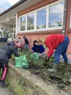 Bei der Arbeit: Das Hochbeet gemeinsam bepflanzen
