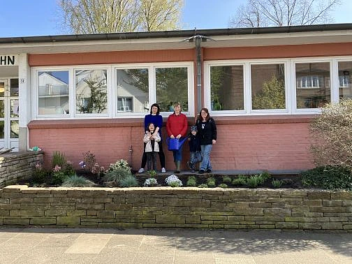 Teamleistung: Neu bepflanztes Hochbeet