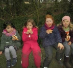 Kita-Kinder gehen raus - Mittagspause 