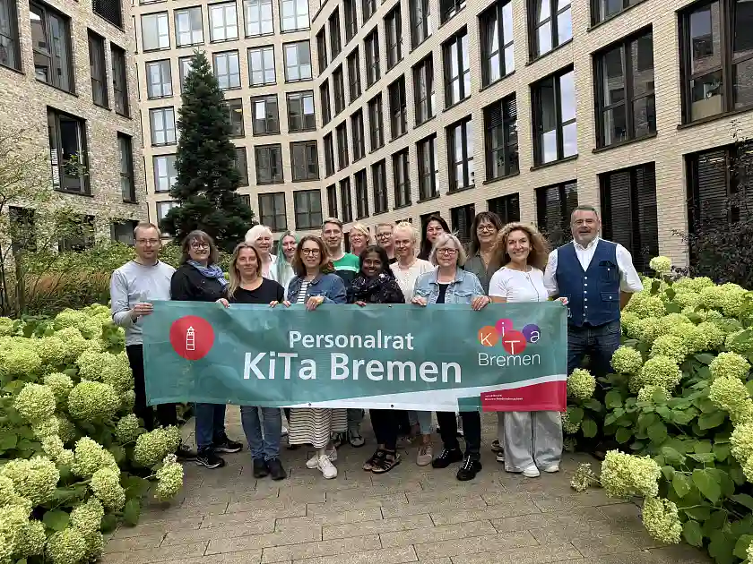 Die Mitglieder des Personalrates KiTa Bremen präsentieren sich vor der Zentrale