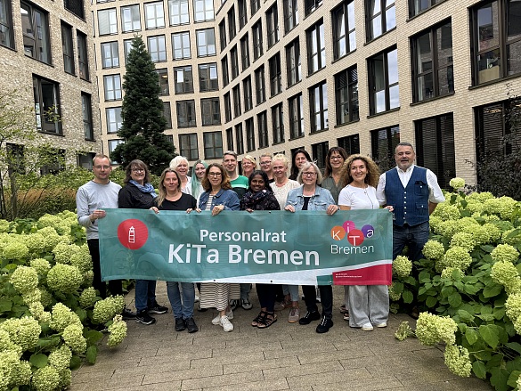 Die Mitglieder des Personalrates KiTa Bremen präsentieren sich vor der Zentrale