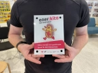 Prämienübergabe ener:Kita | ener:kita-Schild