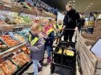 Kinder unterwegs im Supermarkt