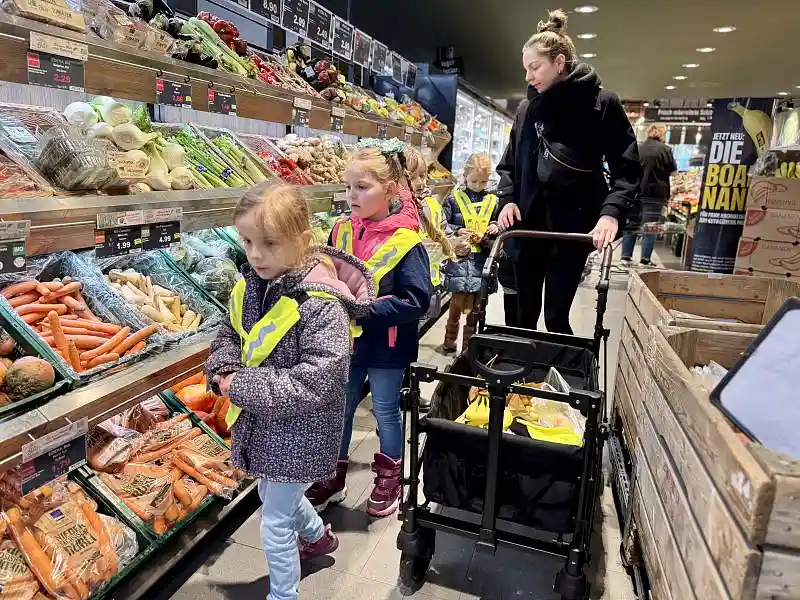 Kinder unterwegs im Supermarkt