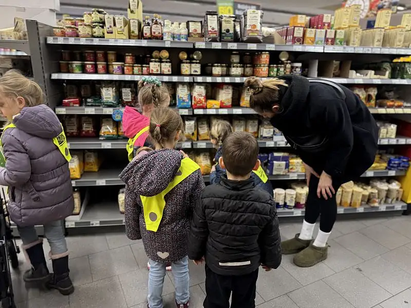 Kinder auf der Suche nach M&uuml;sli im Supermarkt