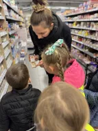 Kinder entdecken Zimt für den Koch im Supermarkt