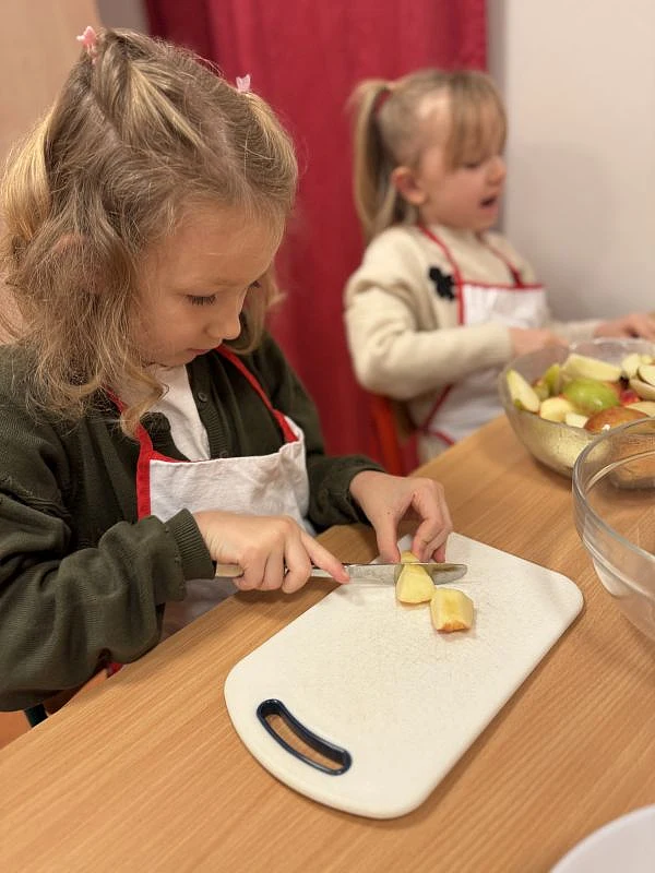 Zwei Kinder schneiden Obst