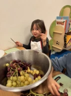 Kind bei den Frühstücksvorbereitungen