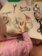 Nüsse werden in kleine Schälchen gefüllt