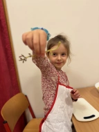 Kind zeigt leere Rispen von Trauben