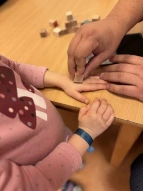 Kind bekommt einen Stempel auf die Hand