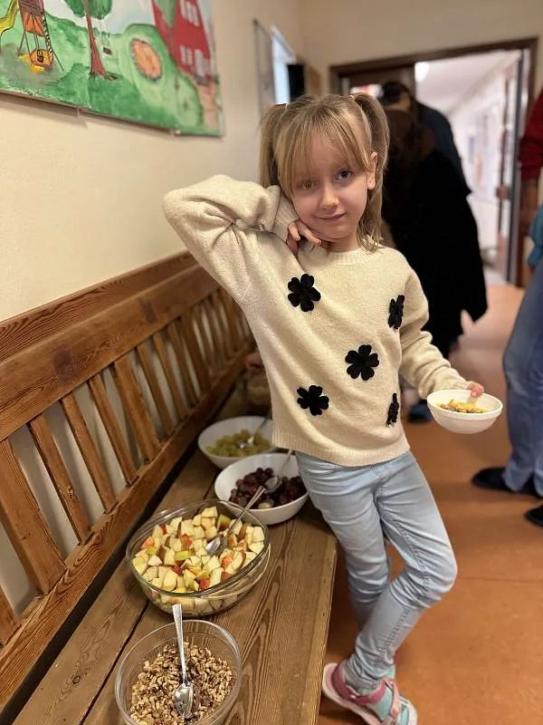 Kind kommt vom M&uuml;slibuffet