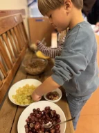 Kind nimmt sich etwas vom Müslibuffet