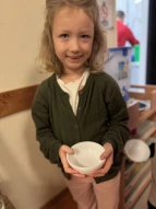 Kind mit Müslischüssel