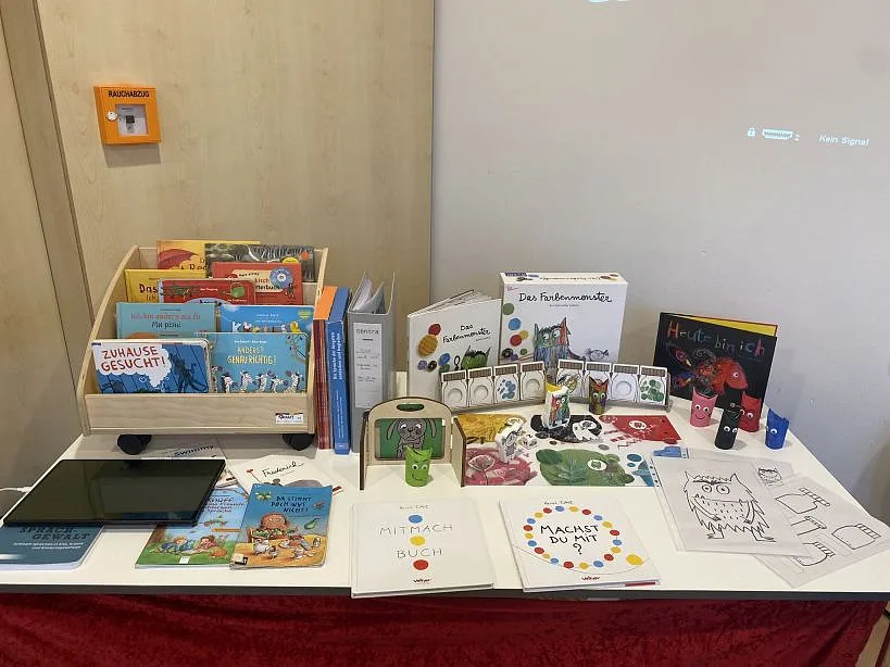 Tisch mit B&uuml;chern und Materialien