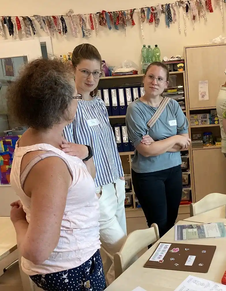 Teilnehmende im Austausch