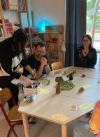 Teilnehmende am Tisch im Austausch