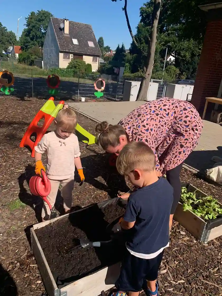 Naturtag: Kinder gie&szlig;en das neu angelegte Beet