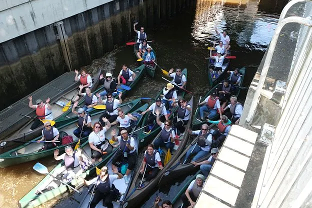 Kanutour KiTa Bremen | Mitarbeitenden im Boot in der Schleuse