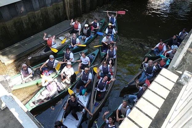 Kanutour KiTa Bremen | Mitarbeitenden im Boot in der Schleuse