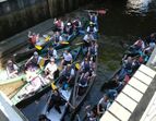 Kanutour KiTa Bremen | Mitarbeitenden im Boot in der Schleuse