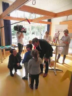 Senatorin Dr. Claudia Bogedan und Wolfgang Bahlmann, Geschäftsführer KiTa Bremen, begrüßen die Kinder des Kinder- und Familienzentrums Waller Park