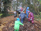 Kita-Kinder gehen raus - Toben auf dem Laubhaufen 