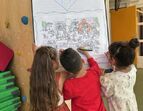 Impulswoche: Kinder malen am Flipchart