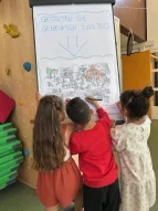 Impulswoche: Kinder malen am Flipchart