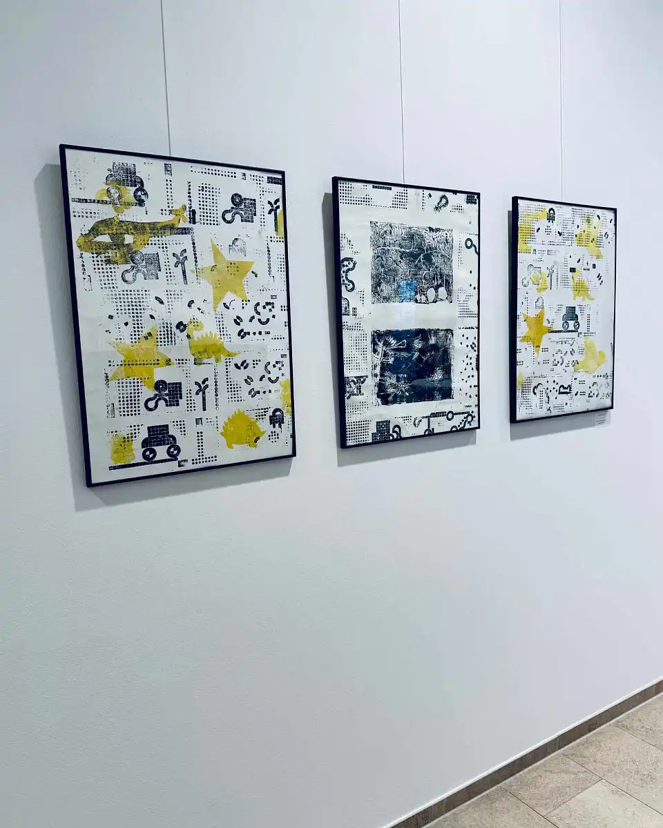 Neujahrsempfang 2025 |  Kinderkunstwerke im Flur