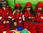Kinder in roten Expeditionsanzügen