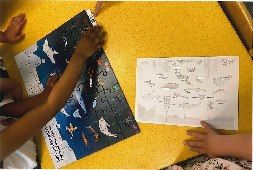 Arktis-Puzzle mit Kinderh&auml;nden