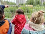 Queerbeet Gartenprojekt Toreingang | Kinder warten gespannt