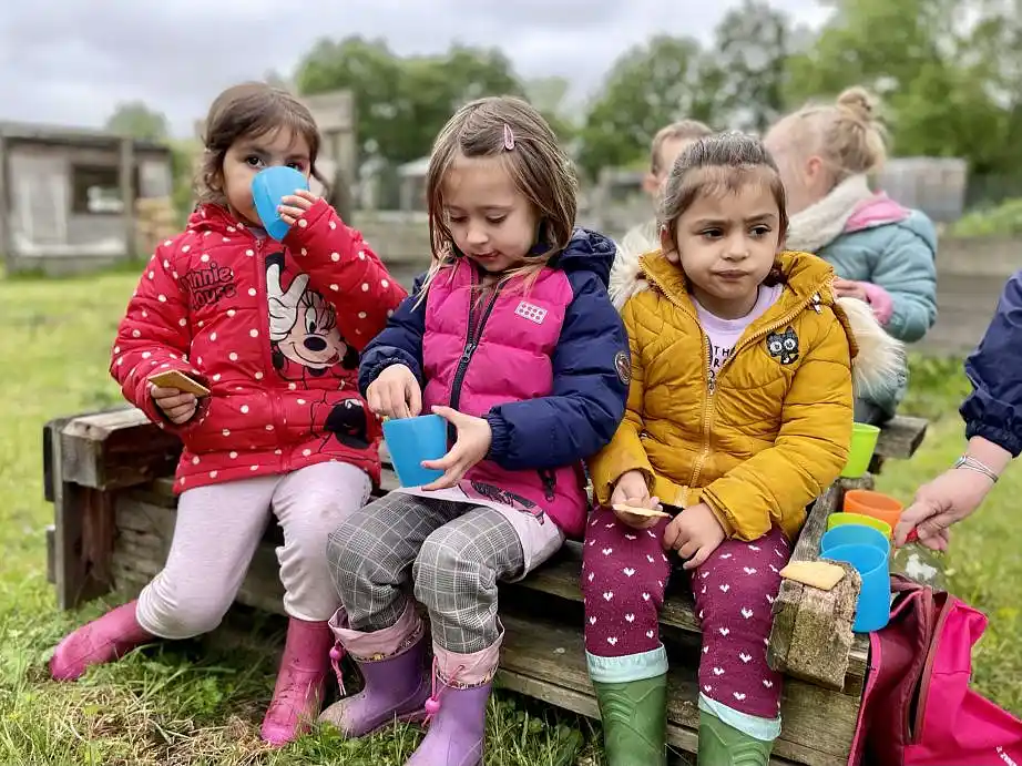 Snack-Pause beim Gartenprojekt