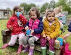 Snack-Pause beim Gartenprojekt