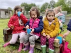 Snack-Pause beim Gartenprojekt