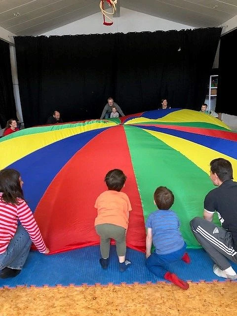 Zirkusnachmittag | buntes Bewegungstuch