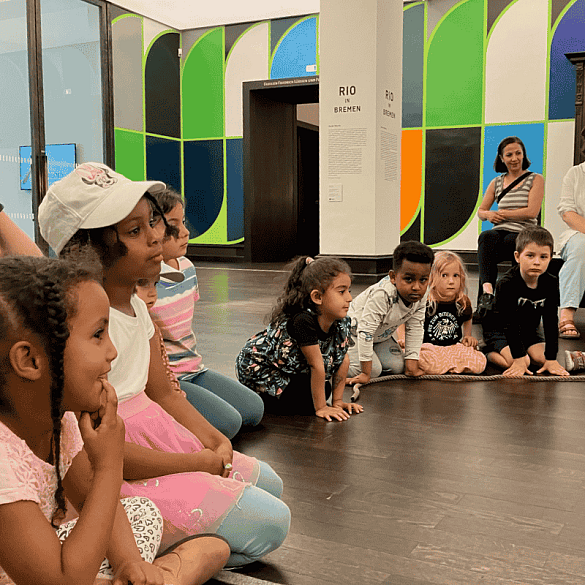 Kunst entdecken - Werte erleben: Kinder sitzen auf dem Boden in Kunsthalle