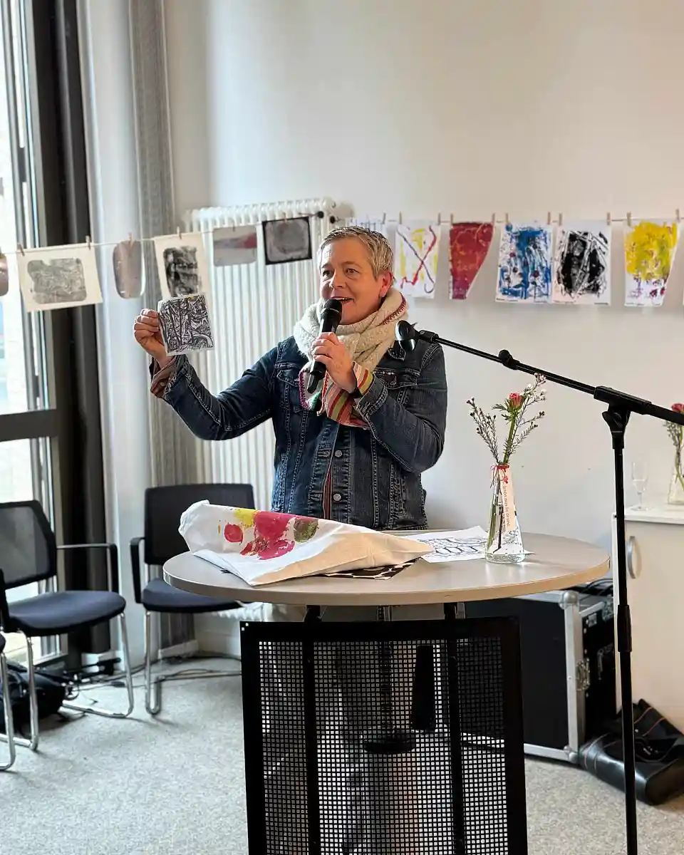  Kunsthallenvertreterin mit Bild von Kirchner