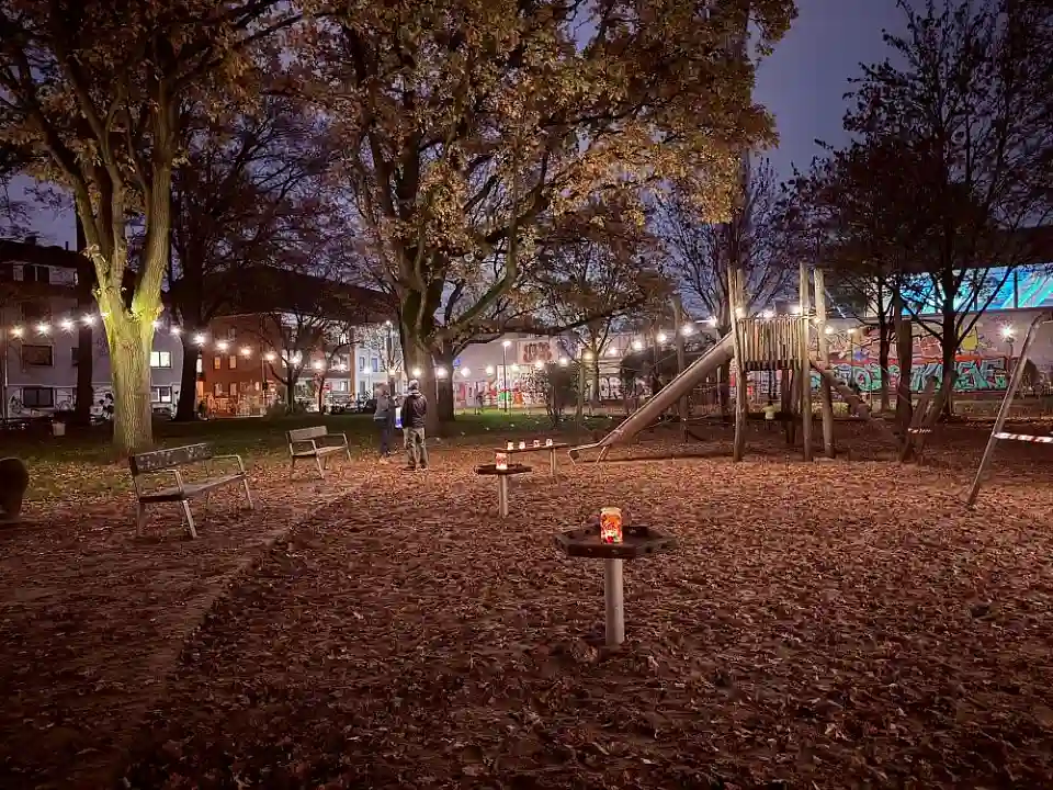 Lichterfest 2024: Lichterkette und bunte Teelichtgl&auml;schen beleuchten den Au&szlig;enbereich