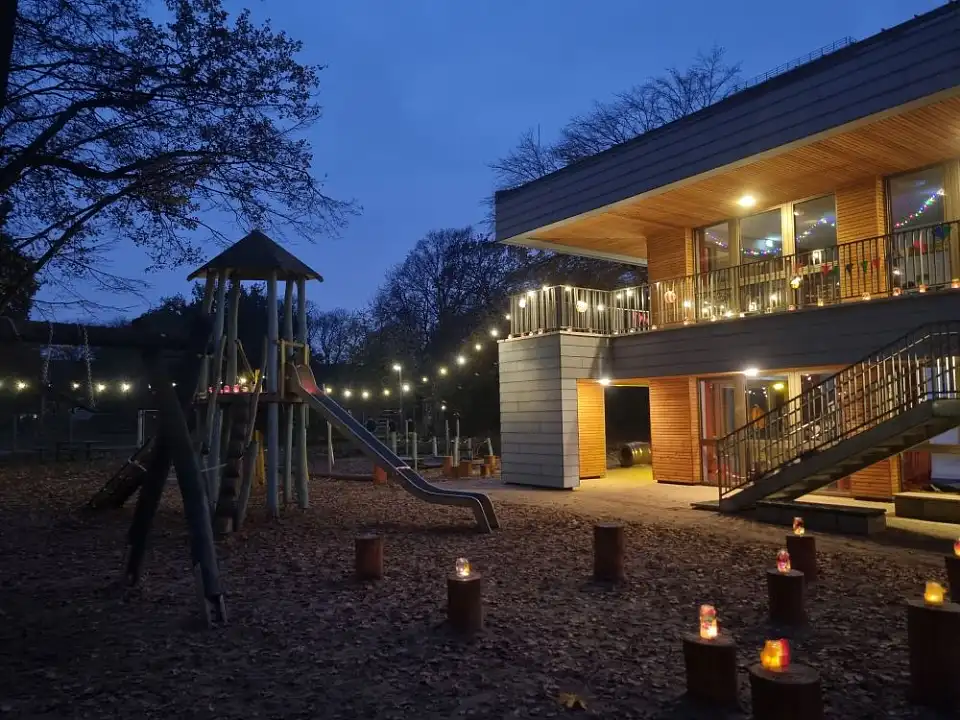 Lichterfest 2024: Au&szlig;enbereich geschm&uuml;ckt mit Lichterkette