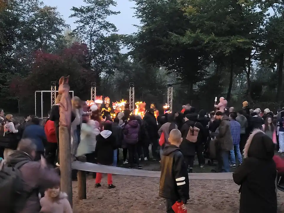 Stockbrot und Besucher:innen auf dem Lichterfest Wohlers Eichen 2022