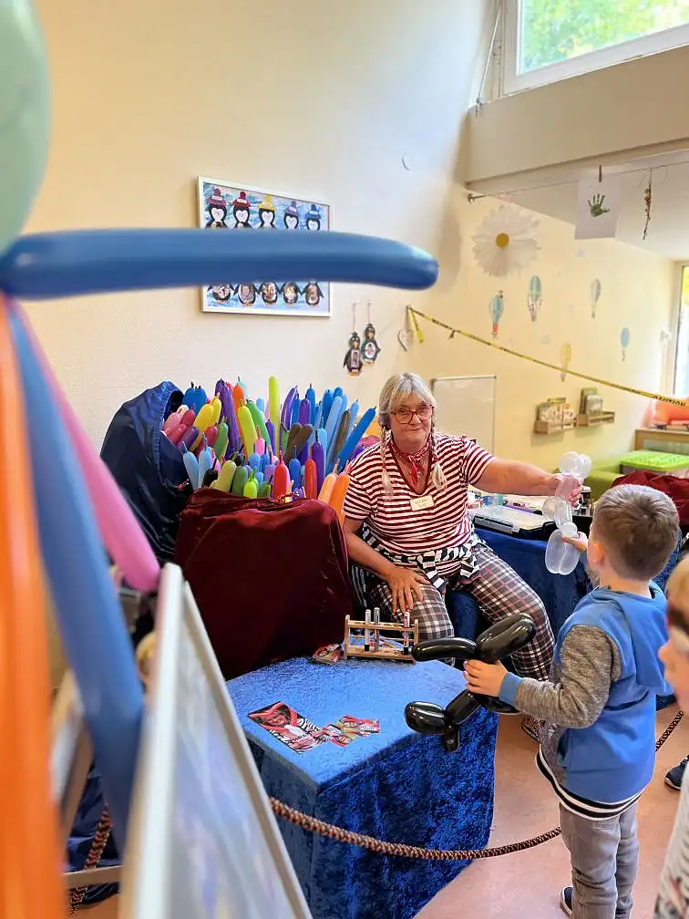 Jubil&auml;um Graub&uuml;ndener Stra&szlig;e: Luftballontiere