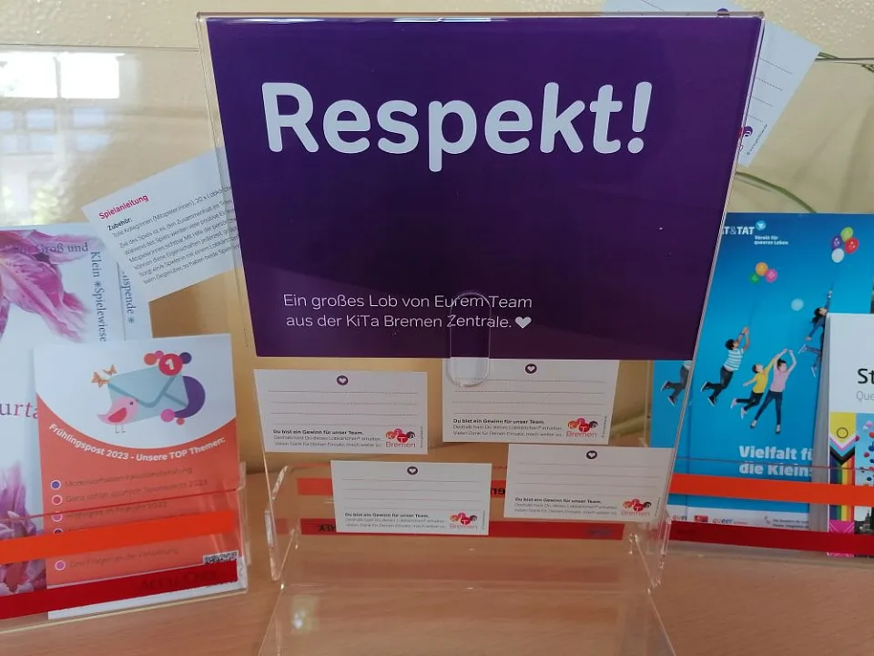 Bunte Lobk&auml;rtchen an Aufsteller drapiert R&uuml;ckseite