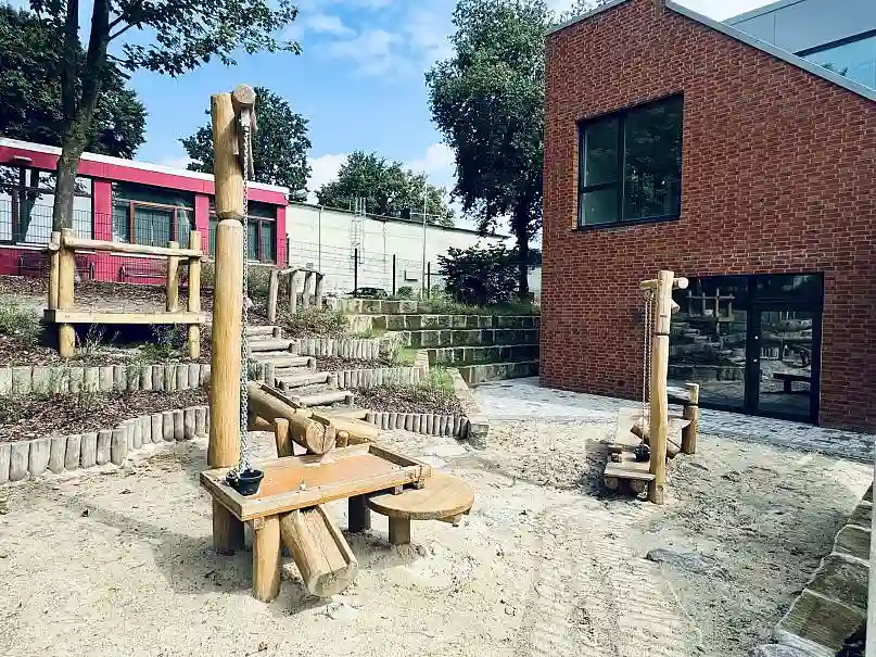 Kinder- und Familienzentrum Burgdamm: Matschk&uuml;che Au&szlig;engel&auml;nde